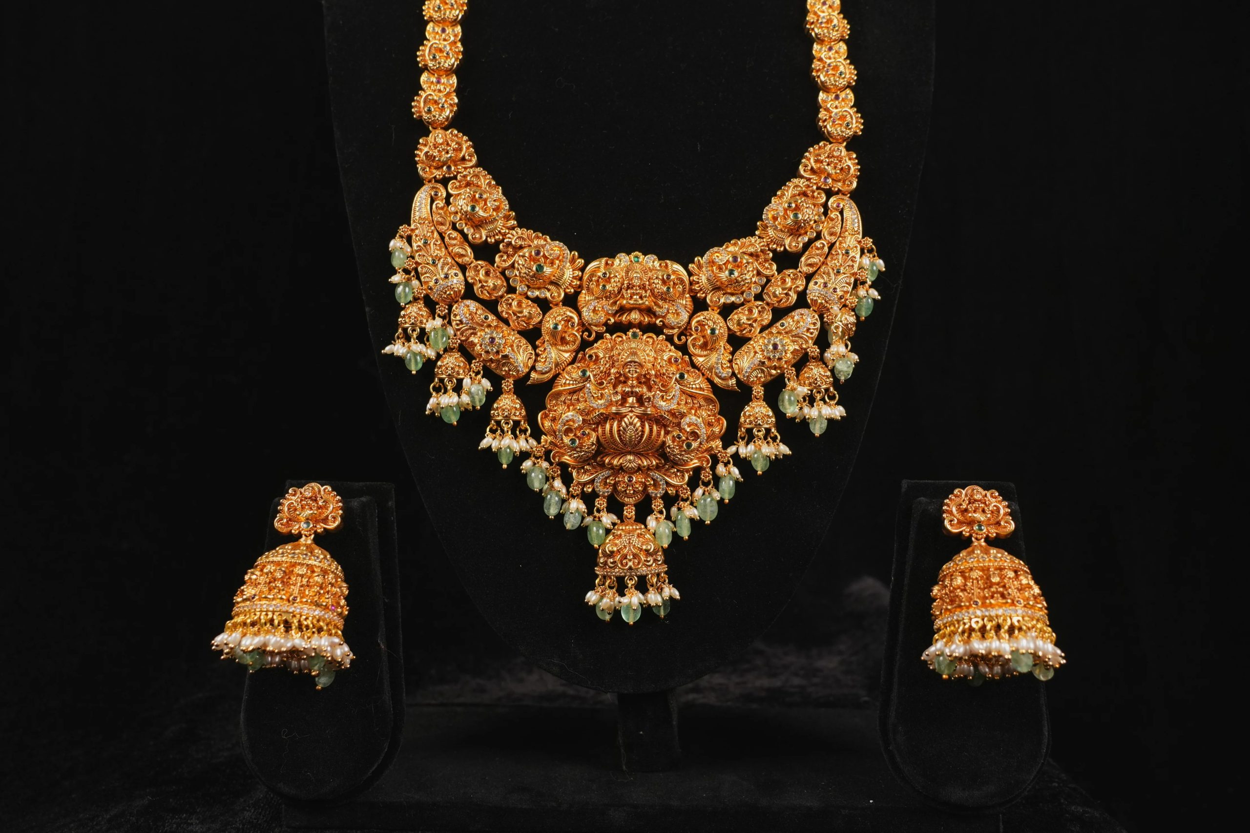 Festive sparkle that suits every moment for women Festive sparkle that suits every moment for women